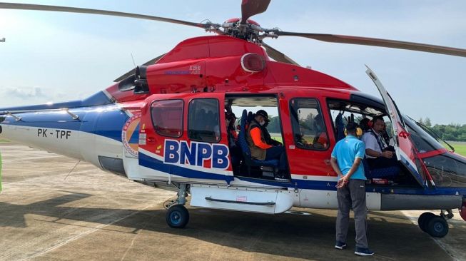 Lihat Merapi Pakai Helikopter Pelajari Potensi Erupsi dan Dampaknya