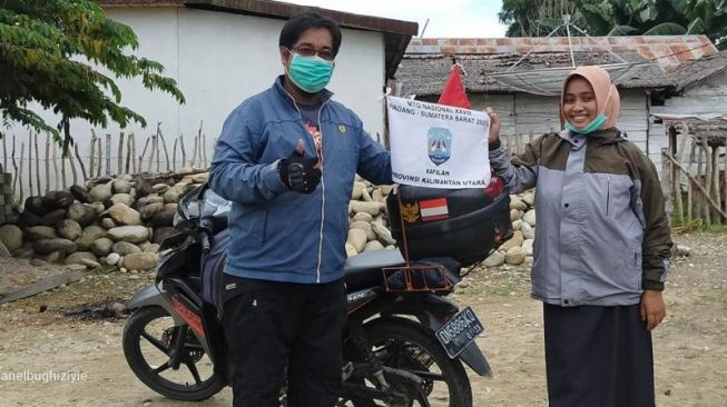 Nining R Rusdin Wakiden dan Hasan Cl Bunyu, pasangan suami istri bermotor mengikuti MTQ [ANTARA]