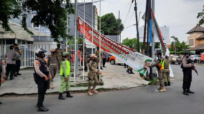 Dikawal Aparat Bersenjata, Satpol PP Turunkan Spanduk Rizieq di Kota Solo