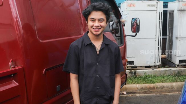 Bastian Steel berpose didepan kamera saat ditemui di Kawasan Tendean, Jakarta Selatan, Jumat (20/11). [Suara.com/Alfian Winanto]