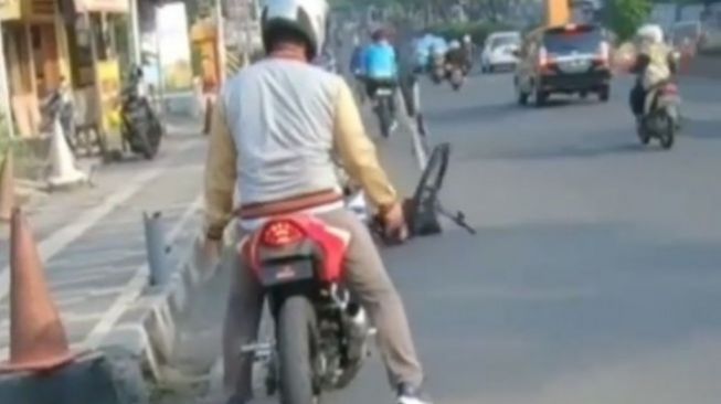 Gara-gara Pamer Aksi, Pesepeda Nyungsep Seperti Kena 'Tackle' Pemotor