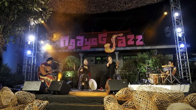 Musisi jazz Bonita (kedua kanan), Adoy (kanan), Denny Dumbo (kiri) dan Silir Wangi (kedua kiri) berkolaborasi saat acara Ngayogjazz 2020 di Karang Tanjung, Pandowoharjo, Sleman, D.I Yogyakarta, Sabtu (21/11/2020). [ANTARA FOTO/Andreas Fitri Atmoko]