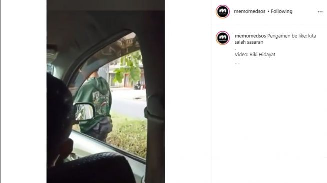 Gegara Lihat Sosok Ini di dalam Mobil, Pengamen Auto Putar Balik. (Instagram/memomedsos)