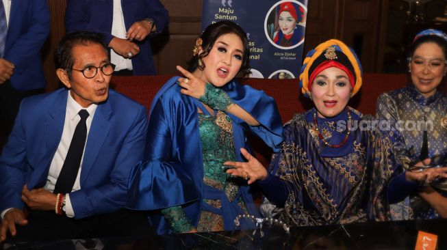 Aktor Pong Harjatmo (kiri), Aktris Paramitha Rusady (tengah), dan Aktris Alicia Djohar (kanan) saat mengadakan konferensi pers usai pelantikan pengurus besar PARFI (Persatuan Artis Film Indonesia) di Kawasan Dramawangsa, Jakarta Selatan. [Suara.com/Alfian Winanto]