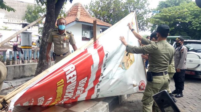 Tak Berizin, Tiga Spanduk Habib Rizieq di Semarang Dicopot