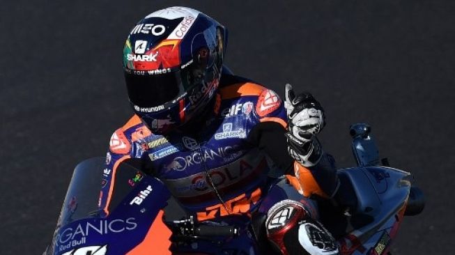 Rider Red Bull KTM Tech 3 Miguel Oliveira melakukan selebrasi setelah meraih pole position di MotoGP Portugal di Algarve International Circuit, Portimao. PATRICIA DE MELO MOREIRA / AFP