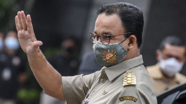 Gubernur DKI Jakarta Anies Baswedan memberikan keterangan kepada wartawan saat tiba di Mapolda Metro Jaya, Jakarta, Selasa (17/11/2020). Anies Baswedan dipanggil pihak kepolisian untuk dimintai keterangan terkait pelanggaran protokol kesehatan pada acara Maulid Nabi di Petamburan dan pernikahan putri Rizieq Shihab yang menimbulkan kerumunan di tengah pandemi Covid-19. [ANTARA FOTO/Hafidz Mubarak]