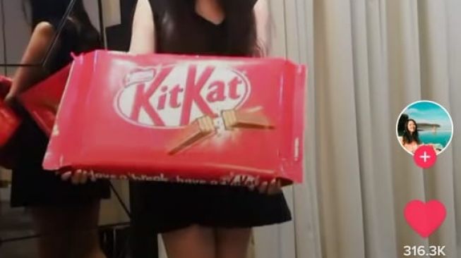 Wow! Viral Virdeo Unboxing KitKat Segede Gaban, Warganet: Beliin Please