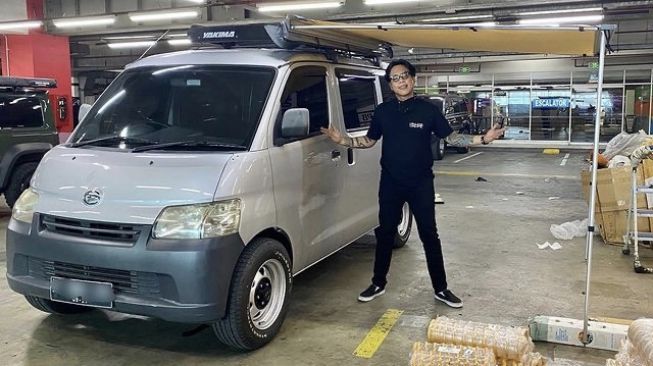 Gofar Hilman dan hasil modifikasi Daihatsu 4x4 nya [Instagram: pergijauh].