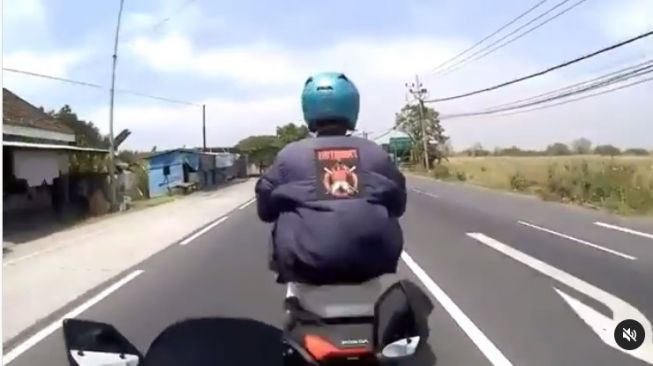 Pemotor seruduk pengendara Honda ADV 150 (Instagram)