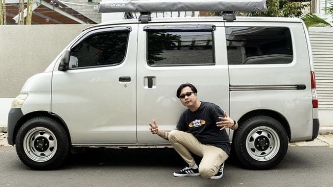 Gofar Hilman mejeng bersama mobilnya yang didapat via Instagram [Instagram: pergijauh].