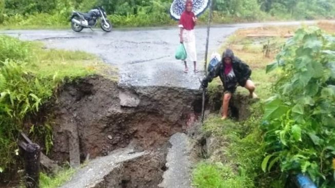 Diterjang Banjir, Jembatan di Pulau Simeuleu Aceh Ambruk