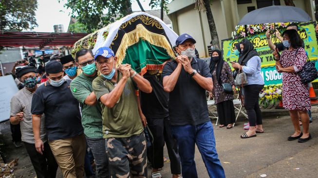 Mantan pelatih Timnas sepak bola Indonesia Rahmad Darmawan (kanan) bersama kerabat dan anggota keluarga mengangkat jenazah mantan pemain Timnas sepak bola Indonesia Ricky Yacobi saat hendak disalatkan di Pondok Ranji, Kota Tangerang Selatan, Banten, Sabtu (21/11/2020). [ANTARA FOTO/Fauzan]
