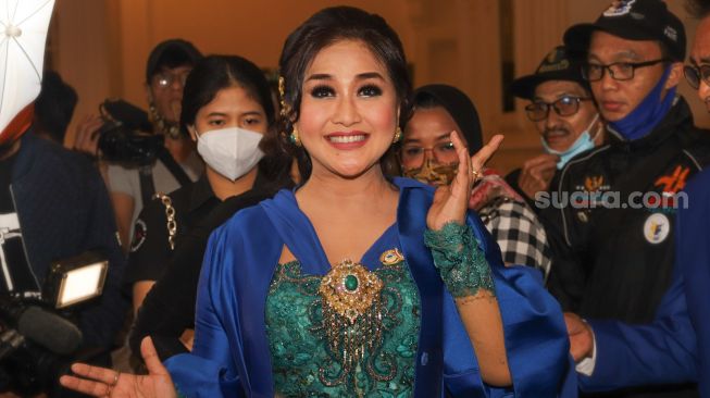 Aktris Paramitha Rusady bergaya didepan kamera saat ditemui di Kawasan Darmawangsa, Jakarta Selatan, Sabtu (21/11). [Suara.com/Alfian Winanto]