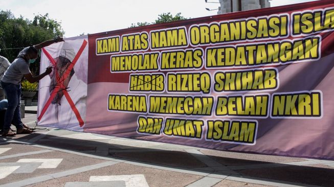 Pengujuk rasa yang tergabung dalam Aliansi Massa Sidoarjo berunjuk rasa menolak kedatangan Habib Rizieq Shihab di depan Alun-alun Sidoarjo, Jawa Timur, Sabtu (21/11/2020).  [ANTARA FOTO/Umarul Faruq]