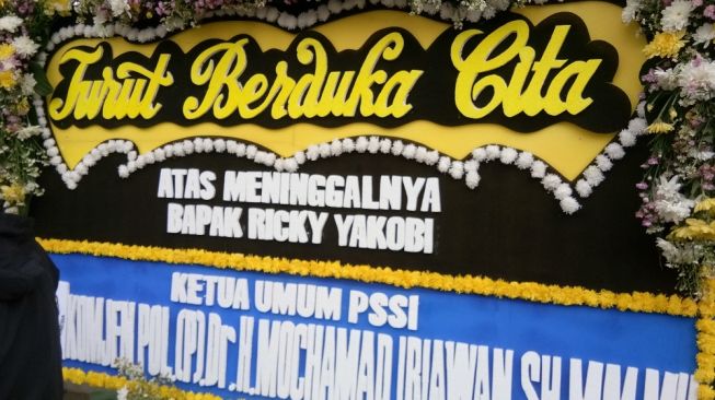 Karangan bunga Ketua Umum PSSI untuk almarhum Ricky Yacobi (Suara.com/Adie Prasetyo Nugraha).