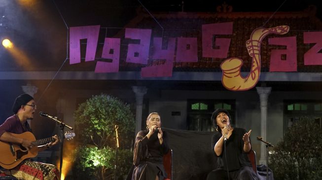 Musisi jazz Bonita (kedua kanan), Adoy (kanan), Denny Dumbo (kiri) dan Silir Wangi (kedua kiri) berkolaborasi saat acara Ngayogjazz 2020 di Karang Tanjung, Pandowoharjo, Sleman, D.I Yogyakarta, Sabtu (21/11/2020). [ANTARA FOTO/Andreas Fitri Atmoko]