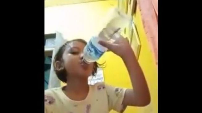 Viral Video Bocah Minum Air Berisi Ikan Cupang, Endingnya Bikin Ngakak