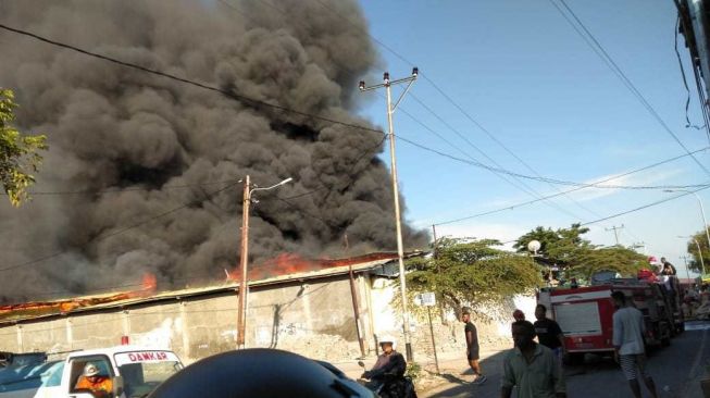 Bangunan Toko dan Gudang Muebel di Kupang Terbakar