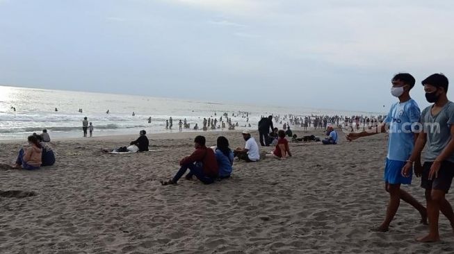 Hindari Kerumunan di Pantai Kuta, Berawa Malah Membludak