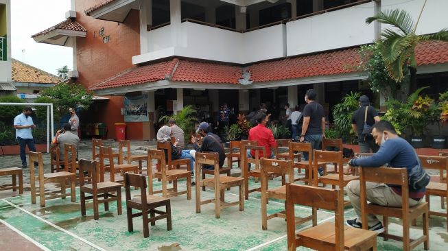 Polda Metro Jaya dan Kodam Jaya menggelar rapid test Covid-19 massal di sekitar rumah pentolan Front Pembela Islam atau FPI Rizieq Shihab, Minggu (22/11/2020). Warga sekitar tampak tak antusias ikut rapid test tersebut. (Suara.com/Yasir)