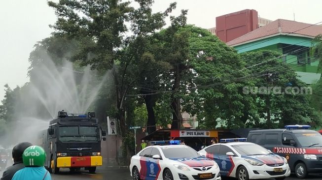 Polda Metro Jaya Semprotkan Cairan Disinfektan di Sekitar Markas FPI