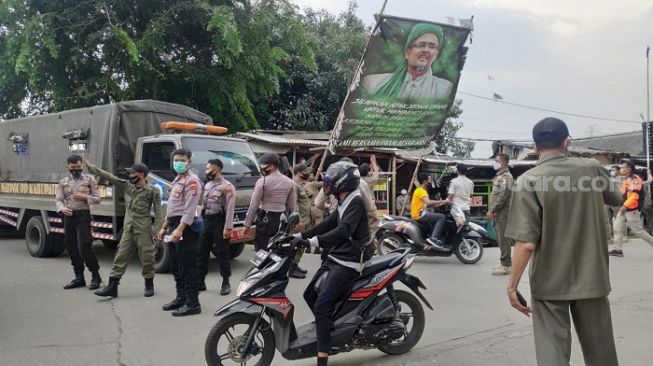 TNI dan Polisi Ikut Copot Baliho Rizieq di Tangerang, FPI Cuma Bisa Pasrah