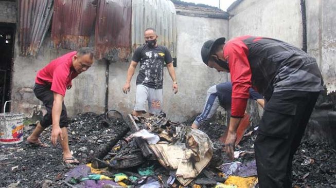 Kebakaran di Komplek Asrama Brimob Polda Sumut. [Foto: Istimewa]