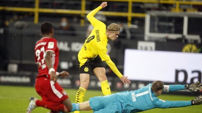 Penyerang Borussia Dortmund Erling Braut Haaland (tengah) mencetak gol kedua timnya ke gawang Hertha Berlin pada pertandingan Liga Jerman yang dimainkan di Stadion Olympia, Berlin, Sabtu (21/11/2020). (ANTARA/AFP/LEON KUEGELER)