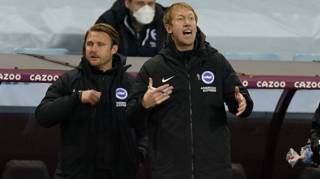 Reaksi manajer Brighton, Graham Potter (kanan) dalam laga Liga Inggris 2020/2021 kontra Aston Villa di Villa Park, Birmingham, Sabtu (21/11/2020) malam WIB. [TIM KEETON / POOL / AFP]