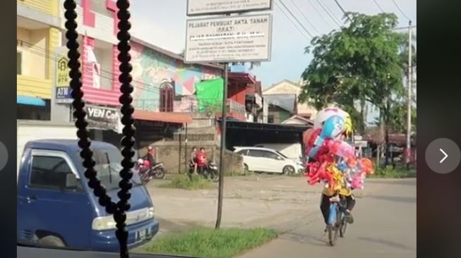 Viral! Kisah Penjual Balon di Pontianak, Lulusan S2 dan Sudah Naik Haji
