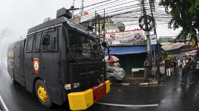 FPI Sebut Aparat Bersenjata Lengkap Semprot Disinfektan di Petamburan