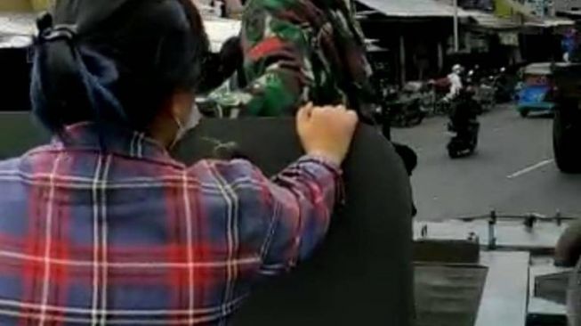 Berbaju Kotak-Kotak Naik Panser TNI Dikira Pendukung Ahok, Ternyata?