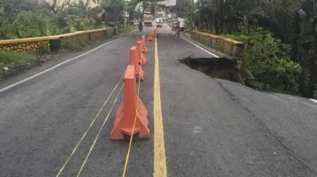 Longor di Jembatan Bah Hilang Simalungun, Petugas Buka-Tutup Jalan