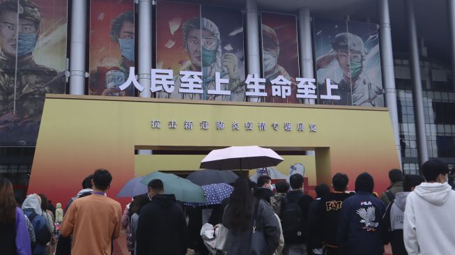 Sejumlah pengunjung antre di depan pintu masuk Museum Anti-COVID-19 di Wuhan, Provinsi Hubei, China, Sabtu (21/11/2020). [ANTARA FOTO/M. Irfan Ilmie]