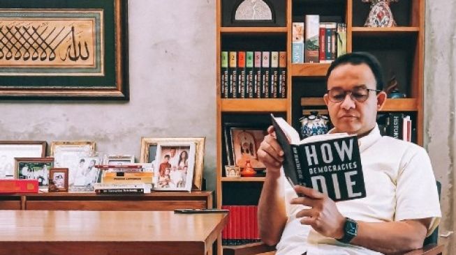 Dosen UGM Ungkap Isi Buku Bacaan Anies Baswedan, Warganet Teringat FPI