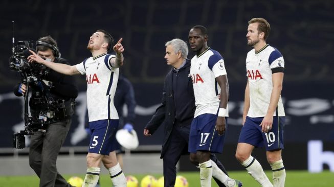 Gelandang Tottenham Hotspur Pierre-Emile Hojbjerg (kiri), pelatih Jose Mourinho (tengah), Moussa Sissoko (kedua dari kanan), dan Harry Kane berjalan ke luar lapangan usai laga menghadapi Manchester City di laga pekan kesembilan Liga Inggris, di Tottenham Hotspur Stadium, London, Minggu (22/11/2020) dini hari WIB. [Kirsty Wigglesworth / POOL / AFP]