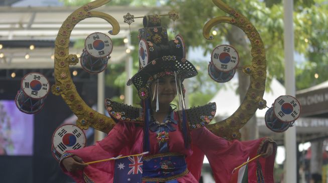 Model mengenakan pelindung wajah saat mengikuti virtual World Kids Carnival (WKC) 2020 di Jember, Jawa Timur, Minggu (22/11/2020). [ANTARA FOTO/Seno]