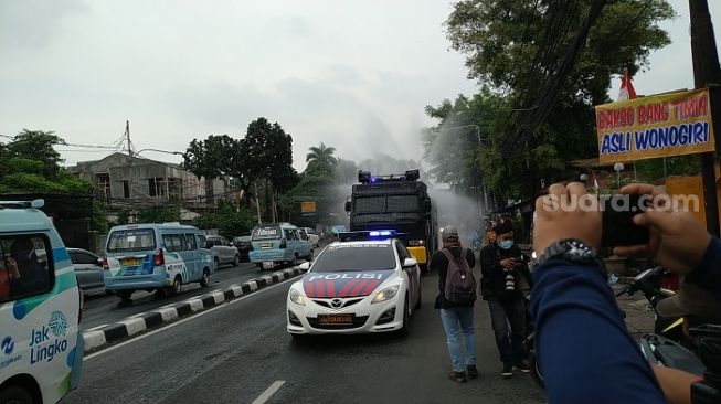 Penyemprotan disinfektan yang dilakukan Polda Metro Jaya di sekitaran Markas FPI, Petamburan. (Suara.com/M Yasir)