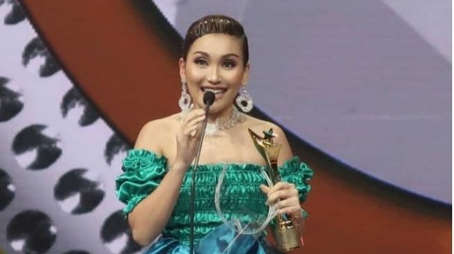Ayu Ting Ting saat menerima penghargaan Anugerah Dangdut Indonesia 2020 [Istimewa]