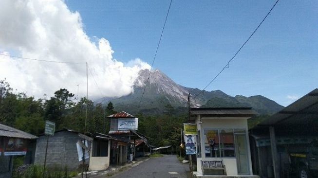Gunung Merapi Luncurkan Guguran Material ke Kali Lamat Sejauh 1 Km