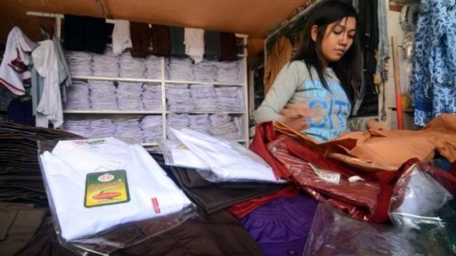 Seragam dan Perlengkapan Sekolah Gratis di Bintan Disyukuri Ortu Murid