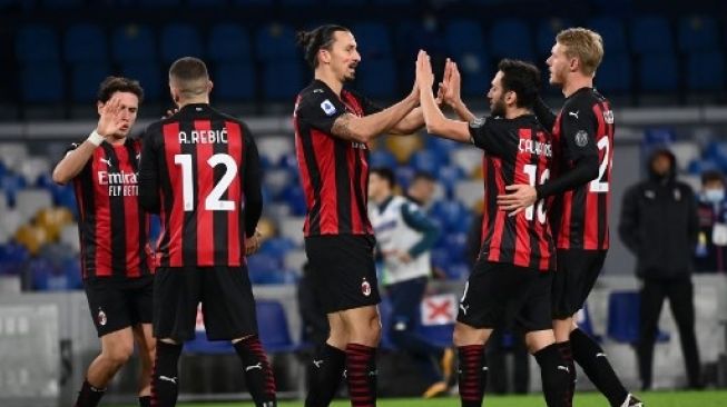 Para pemain AC Milan merayakan gol Zlatan Ibrahimovic (tengah) ke gawang tuan rumah Napoli dalam laga Liga Italia di San Paolo stadium, Naples. ANDREAS SOLARO / AFP