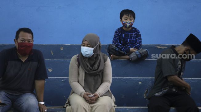 Sejumlah warga mengantre untuk melakukan tes cepat (rapid test) COVID-19 di Gelanggang Olahraga Remaja Kecamatan Tebet, Jakarta, Senin (23/11/2020). [Suara.com/Angga Budhiyanto]