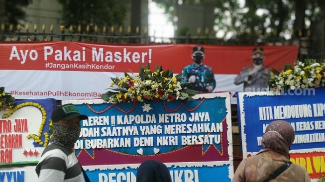 Banjir kiriman karangan bunga untuk Irjen Fadil Imran usai resmi jabat Kapolda Metro Jaya. (Suara/M Yasir)