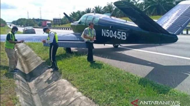 Terjadi Masalah Teknis, Sebuah Pesawat Ringan Mendarat Darurat di Jalan Tol