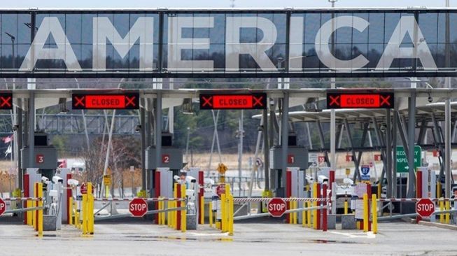 Gerbang perbatasan Amerika Serikat dan Kanada di Lacolle, Quebec, Kanada, 17/4/2020, ditutup di tengah peningkatan wabah virus corona (COVID-19). [ANTARA/REUTERS/Christinne Muschi/aa].