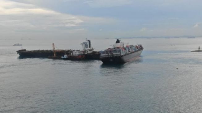 Sudah Kandas, Tanker Berbendera Siprus Malah Ditabrak Kapal Lain