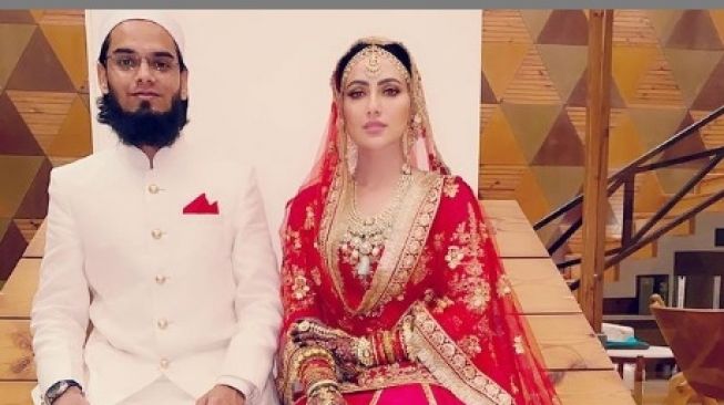 Sana Khan dan suaminya, Anas Sayed. [Instagram/@sanakhaan21]