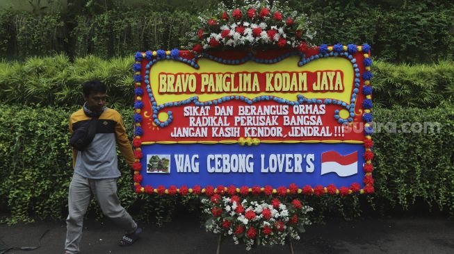 Kurir mengantar karangan bunga berisi dukungan terhadap TNI di Markas Kodam Jaya, Kramat Jati, Jakarta, Senin (23/11/2020). [Suara.com/Angga Budhiyanto]